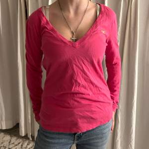 Säljer en vintage knall rosa tröja! Super söt och v-ringad❤️