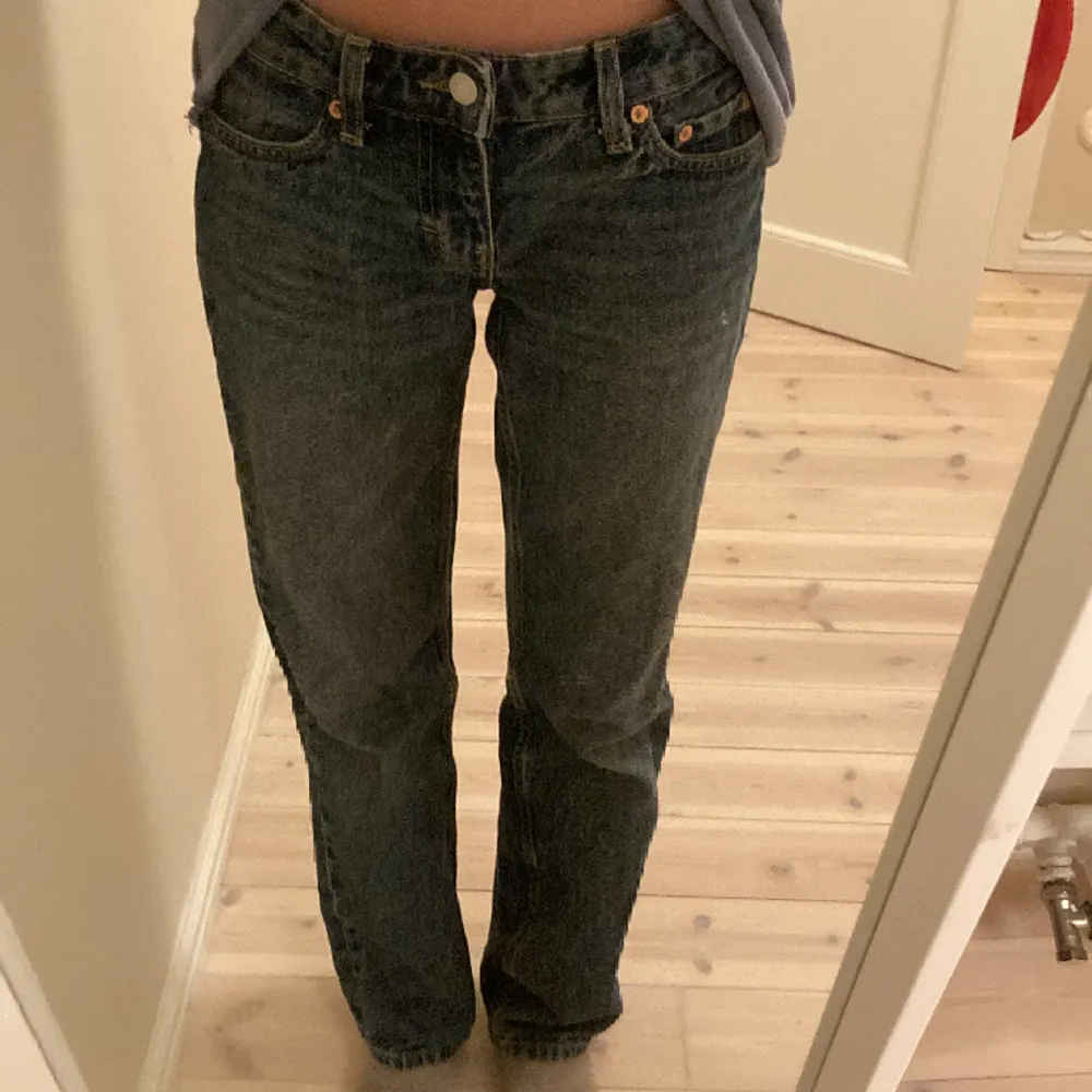 Detta är ett par snygga low-waist straight jeans från weekday!😍 . Jeans & Byxor.