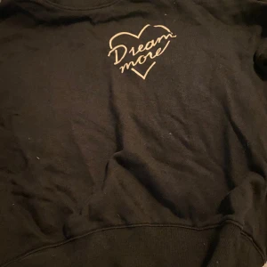 Sweater - En jättefin svart sweater med trendiga ballongärmar! Det är storlek 146-152 och har ett gulligt motiv där det står ”dream more” 💞 Hör gärna av er innan köp eller om ni har några frågor, köpare står för frakt och frimärke, kan hämtas om ni är nära 💖