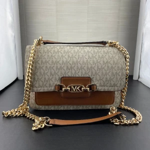 Michel Kors väska - Säljer min michael kors väska. Den köptes 27e september(finns kvitto). Den är sparsamt använd, säljer den då jag inte använt den så ofta. En pytteliten fläck finns inuti väskan, går säkert bort med rätt produkter.