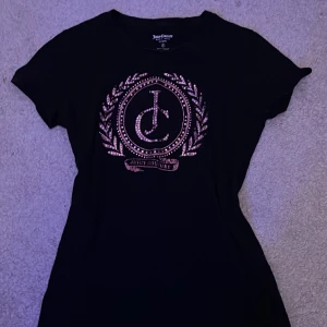 Juicy Couture t-shirt - Bra skick förutom att vissa pärlor har lossnat. Va försiktig när den ska tvättas. 
