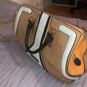 Rymlig handväska  - Snygg handväska från River Island. I fint skick. 