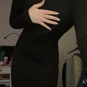 Långklänning! - En svart långklänning med långa armar och cut out i ryggen! Materialet är lite tjockare så den funkar perfekt nu till vintern/ våren! Köpt på sellpy!