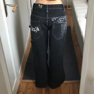Baggy jeans - Coola baggy jeans, köpta här på Plick, är knappt använda och säljs av just den anledningen( hör gärna av er i dem innan köp)