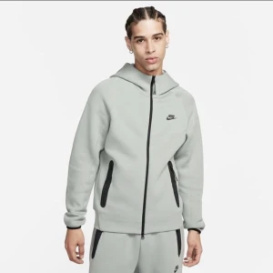 Säljer Nike Tech Tröja - Säljer nike tech tröja och byxor separat eller tillsamans. Båda är i storlek S. Dom är knappt använda båda två och i nyskick. Nytt pris var 2900 jag kan tänka mig sälja tillsamans runt 1500 men diskuterbart då jag behöver sälja. Elr så köper man endast 1