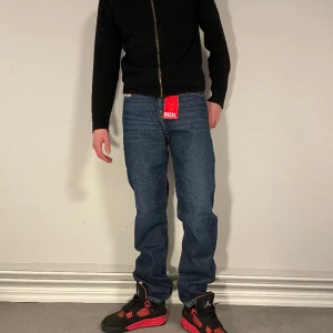 Diesel jeans  - 2.  Hej! Säljer nu dessa helt nya diesel jeans. Modellen är 184cm Nypris 1799