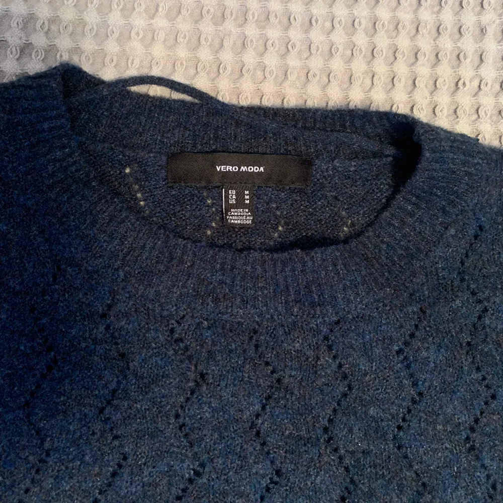 Superfin mörkblå stickad tröja från Vero Moda. Materialet är såå mjukt 😍 Passar S/M. Bra skick, har knappt använts.. Tröjor & Koftor.