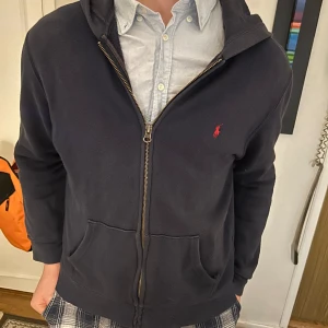 Ralph lauren Zip  - Säljer nu min otroligt fina Ralph Lauren zip. Modellen är 175cm och väger 70kg. Riktigt fin tröja att ha över en skjorta eller en vanlig t-shirt. Nypriset ligger på runt 1600kr.