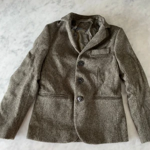 DONDUP exklusiv tweedkavaj - DONDUP exklusiv tweedkavaj Färg: Brun Använd 1 gång, dvs. i princip oanvänd. Stl. 128, 8 år. Nypris: 5995 SEK