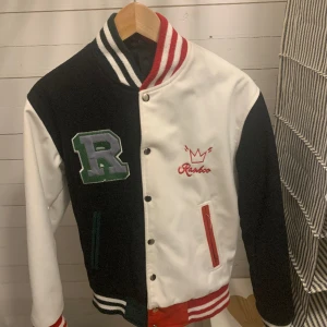 Ranboo jacka  - En jacka från ”Ranboo” merch. Används fåtal gånger och inga defekter. Säljer pågrund av att den inte kommer till användning.