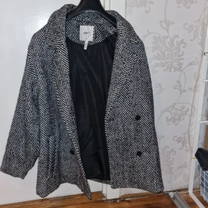 Oversize jacka. Object - Oanvänd jacka stl 34, en oversize modell, passa även m. Passa vår ,höst eller en mild vinter. Nypris 1100