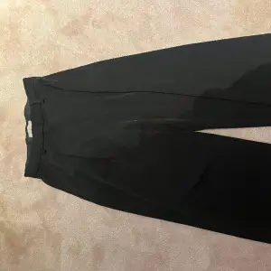 Svarta kostymbyxor