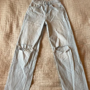 Jeans med hål  - Jeansen är ifrån Gina tricot. Dem är i använt skick och hålen på dem har gått upp. 