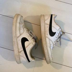 ett par snygga vita nike sneakers! väl använda men fortfarande i fint skick. storlek 40. pris går alltid att diskutera! 