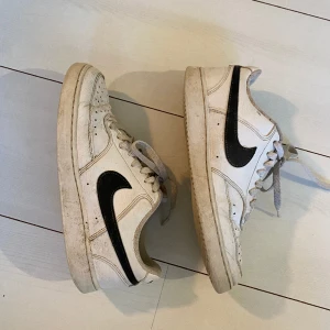 nike sneakers  - ett par snygga vita nike sneakers! väl använda men fortfarande i fint skick. storlek 40. pris går alltid att diskutera! 