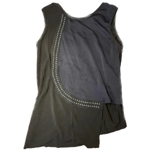 Snyggaste festtoppen från Zara - Säljer snyggaste festtoppen från Zara! Bra skick i strl S och i lite silk-liknande material 💕 