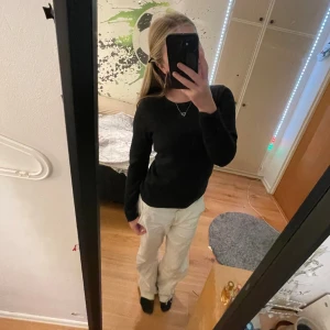 Stickad tröja - Svart stickad tröja som sitter fint på kroppen. Säljer pga att jag har två likadan. Den är köpt i london i storlek 2XS men passar XS.  Originalpris 250kr🤭