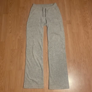 Juicy couture  - Använda och ett litet hål vid sidan