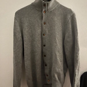 Stenström kofta - Säljer nu min kofta/tröja från stenström som jag växt ur! Det är storlek L men skulle mer säga att den passar S/M Hör av er vid frågor och funderingar😊