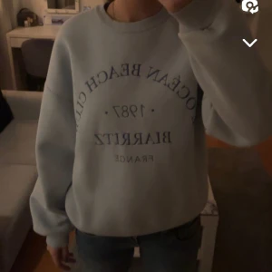 Gina Tricot Sweatshirt - Jag säljer denna snygga sweatshirt i super gullig ljusblå färg. Tyvärr inte min stil längre. Använd få gånger och ser ut som ny. Skriv privat för mer info elr fler bilder.