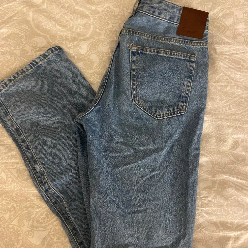 Lågmidjade jeans i bra skick men har blivit förstora för mig!. Jeans & Byxor.
