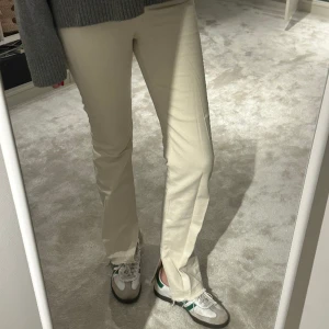 Vita jeans med slit - Vit/beigea högmidjade jeans från & other stories. Storlek 25 och funkar även i längden för mig som är 173☺️ Köparen står för frakten💕