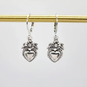 Handgjorda örhängen  - Handgjorda örhängen●Följ :@ekjewelryofficial🤲 ● 💎Material- zinklegeringar och rostfritt stål ●Örhängeskrokar -rostfritt stål. Nickel fri. Längd - 3cm. Köp för 1st-60kr eller 50kr/paret