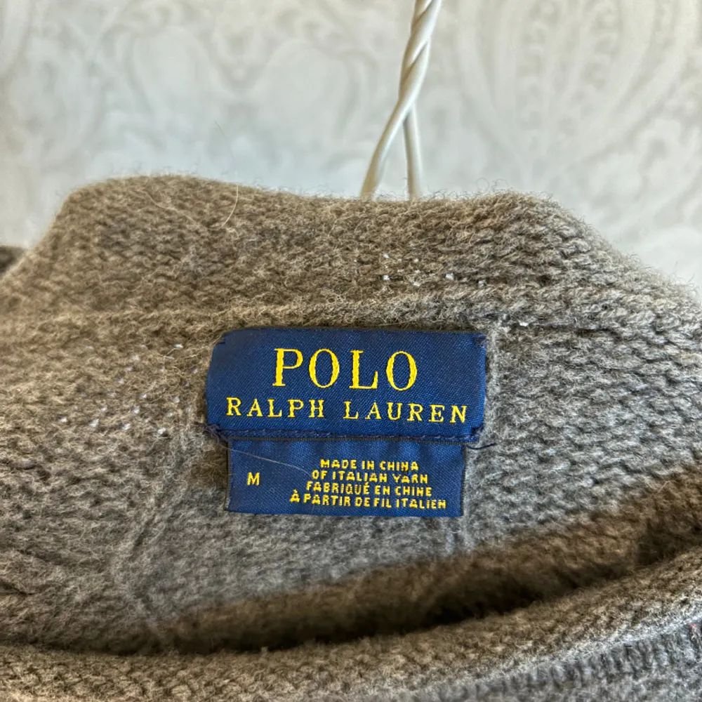 En jättefin polo Ralph lauren stickad tröja🩶.  Använd fåtal gånger/ inga defekter.  Står att den är storlek M men känns mer som en S💗. Tröjor & Koftor.