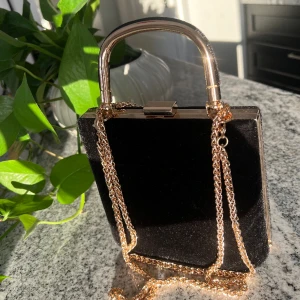 Handväska  - Så fin handväska som är helt oanvänd, bara varit i min garderob. Nypris: 989kr.  🖤