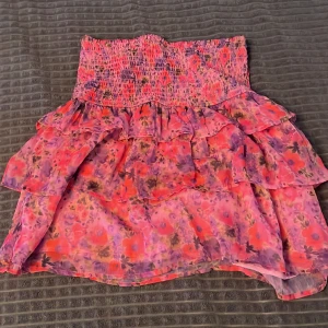 Bikbok kjol - Säljer denna jätte fina blommiga kjolen från bikbok! Vet ej nypris eller storlek pga lappen som är avklippt men skulle säga den passar mig som har xs, men passar också s/m. Den är i helt nytt skick!