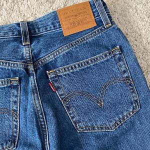 Super snygga Levis jeans, lite högre midja och lite vidare ben. I princip oanvända!💓 W25 L33