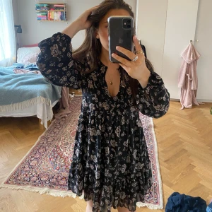 Klänning - Superfin blommig klänning från Zara som endast använts 1 gång. Storleken är XS men är som en S. Ordinariepris är 399kr. Skriv gärna vid frågor💘