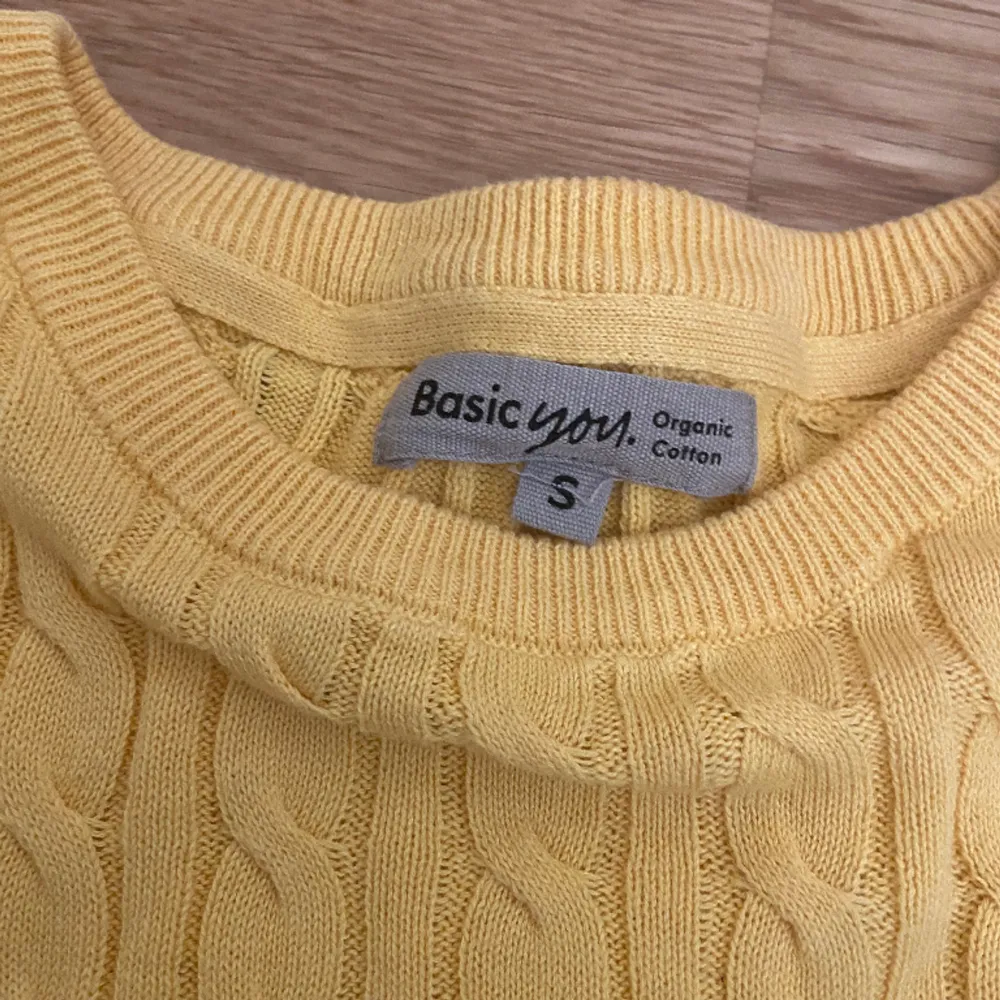 Säljer denna gula stickade tröjan från Ullared då jag aldrig använt den💕 säljer den billigt då jag bara vill bli av med den💕 priser kan diskuteras och hör av er vid frågor eller intresse💕💕 nypris ca 150☺️. Stickat.