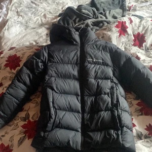 Sail racing jacka  - 165 storlek/ bra skick. Original pris 2,9 men säljer den för 850kr