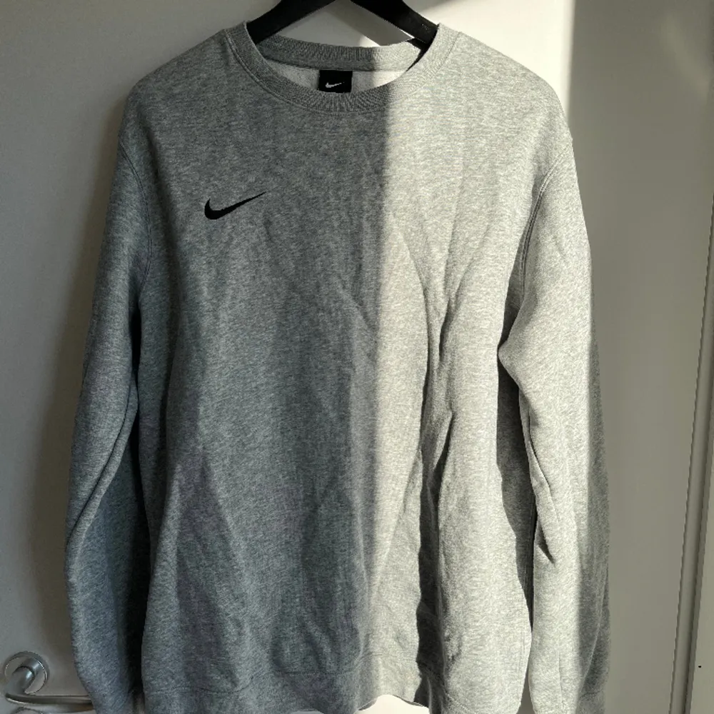 Helt vanlig grå Nike sweatshirt, inga fel eller fläckar. Fungerar till träning och vardag. Storlek L. . Tröjor & Koftor.