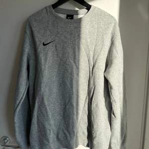 Helt vanlig grå Nike sweatshirt, inga fel eller fläckar. Fungerar till träning och vardag. Storlek L. 