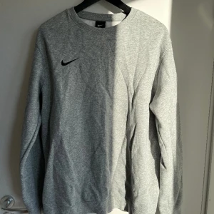 Nike Sweatshirt  - Helt vanlig grå Nike sweatshirt, inga fel eller fläckar. Fungerar till träning och vardag. Storlek L. 