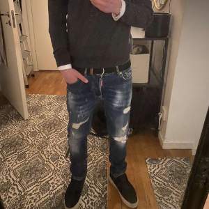 Tja! Säljer ett par feta dsquared2 jeans som är sparsamt använda, slim fit. Modellen har hål i benet också. Skick (7/10) eftersom att det är ett litet hål i ena fickan. Har tyvärr inte kvittot kvar men Nk påse finns. Ha en bra dag!