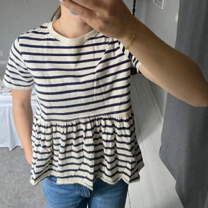Randig Zara tröja  - Säljer denna fina blus/tröjan från Zara i storlekar s.💕