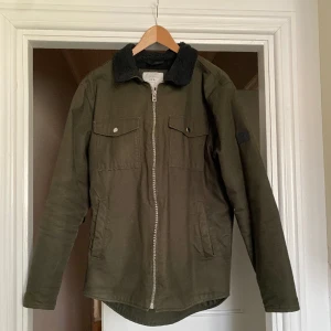 Allvädersjacka från Jack&Jones - En khakifärgad allvädersjacka från Jack&Jones i storlek M. Säljer pga att den blivit för liten. Jackan är i fint skick 