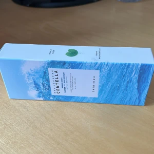 Skin1004 centella SPF 50+++ - Älskar denna verkligen!  Har redan en öppnad och den räckte seriöst hela sommaren och använder mindre på vintern så känner att jag säljer den ena (självklart oöppnad!)🩷