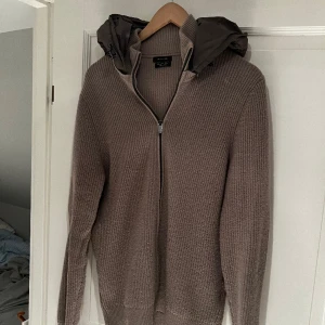 Massimo Dutti Cardigan - Säljer denna Massimo Dutti Cardigan i storlek M! Skulle säga 8/10 i skick! 