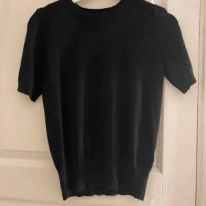 stickad tshirt - säljer den populära t-shirten från zara som jag tror är typ stickad? aldrig använt den 