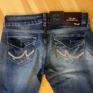 LTB lågmidjade jeans - Lågmidjade straigt jeans i storlek W28 L34!! 
