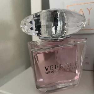 Versace bright crystal  - Säljer parfym från Versace, endast testad en gång så den är i princip helt oanvänd. Återstående mängd 98%.  Säljer då den inte kommer till användning.💓