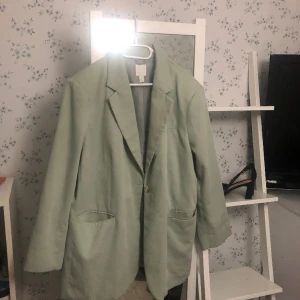 Mintgröna kavaj - Stilren kaval som kommit till använd ett par gånger men inget mer än det.