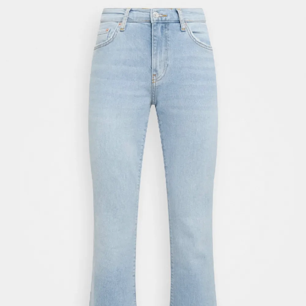 Ljusa bootcut jeans som inte kommer till användning. Inga defekter. Skriv för mått eller mer bilder!. Jeans & Byxor.