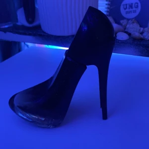 🪩High shoes lyx🪩 - Säljer min perfym High shoes lyx för 60 kr köptes för 100 men andvänder nån gång så 60 på det.