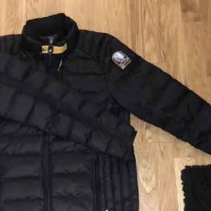 Parajumper Jacka - Köpt: Parajumpers hemsida (ca 5000kr) Skick: 9/10 (använd i 1 höst) Skador: inga