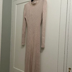 Stickad klänning - Säljer denna fina figurnära stickade klänning i beige som inte kommer till användning🤍